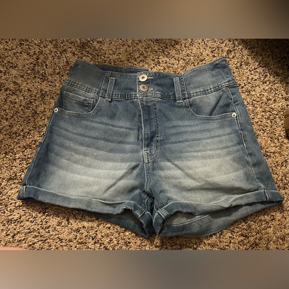 Womens’s Cuffed Denim Shorts